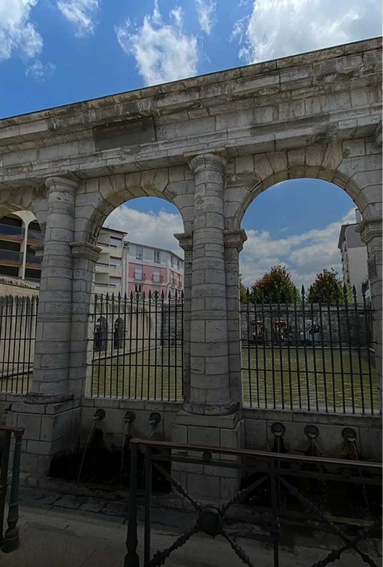 Vue rapprochée des arches d’un monument antique