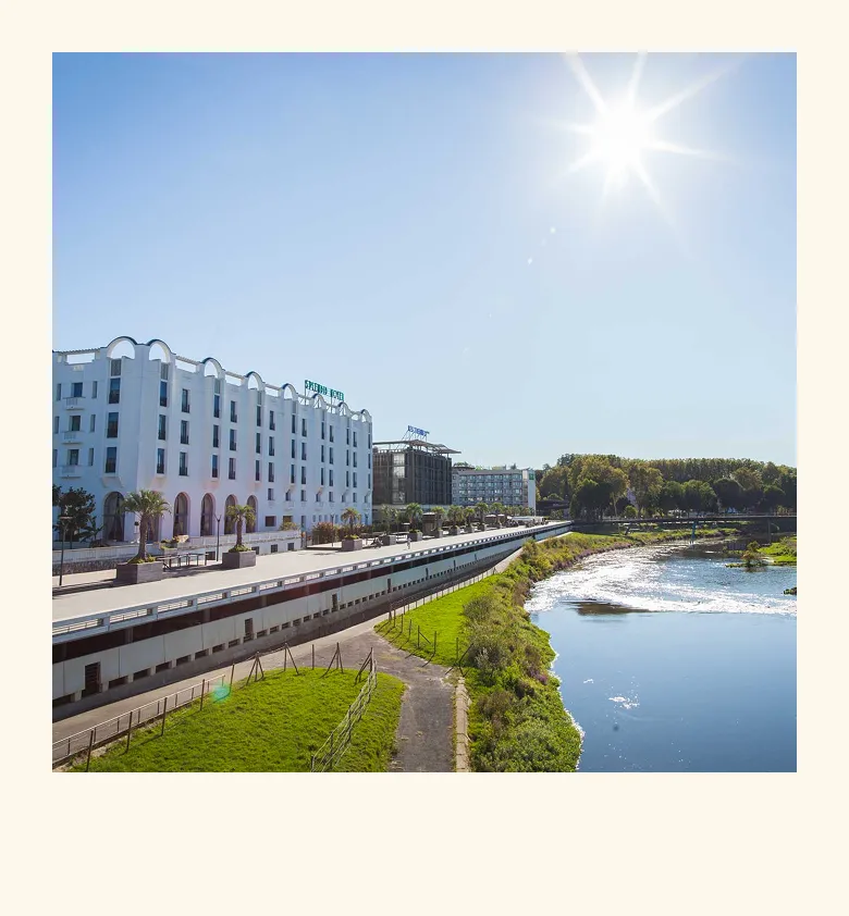 Vue ensoleillée sur la rivière de Dax avec immeubles modernes